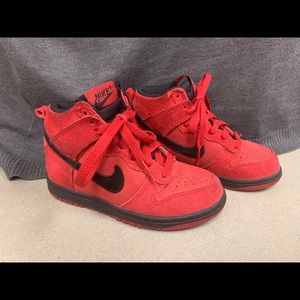 Nike red and black tennis shoes